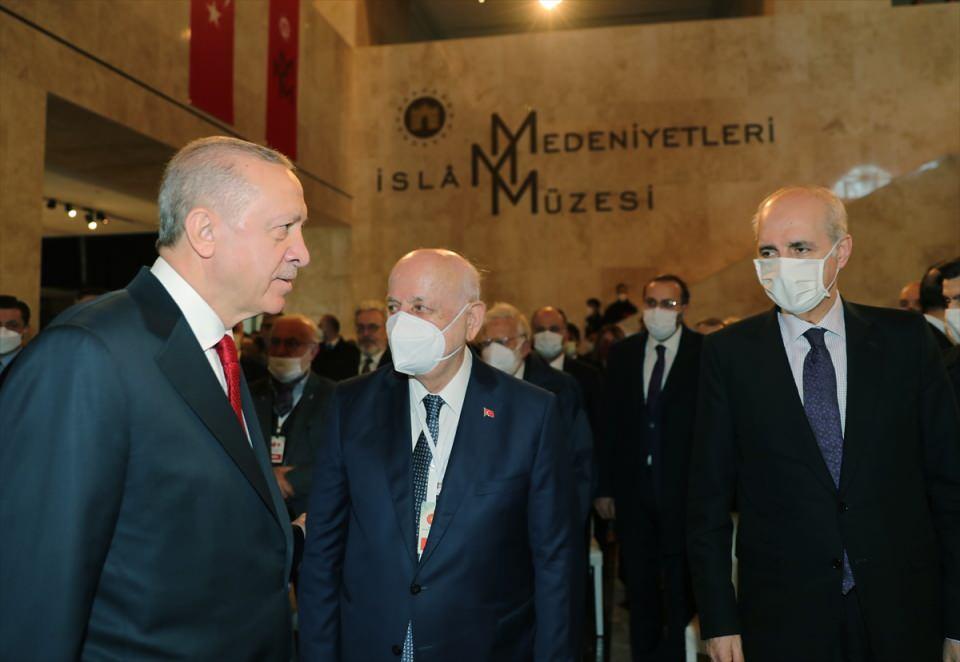 <p>Programda konuşma yapan Cumhurbaşkanı Erdoğan, “Geçtiğimiz yıl kaybettiğimiz, camimizin ve müzemizin inşasında büyük katkıları olan Gürsoy ailesinden Abdurrahman kardeşimizi rahmetle yad ediyorum.</p>

<p> </p>
