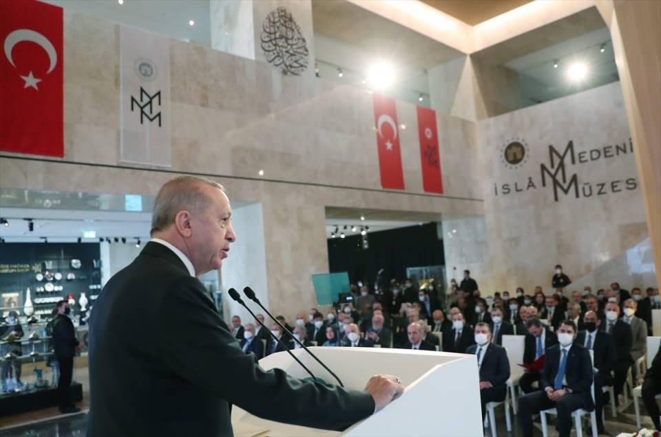 <p>Bugün açılışını yapacağımız İslam Medeniyetleri Müzesi de külliyemizin en önemli bölümlerinden biridir. Müzemizde sergilenecek eserler, bu topraklara yepyeni bir çehre kazandıran İslam medeniyetinin bin yıllık birikimini temsil ediyor. </p>

