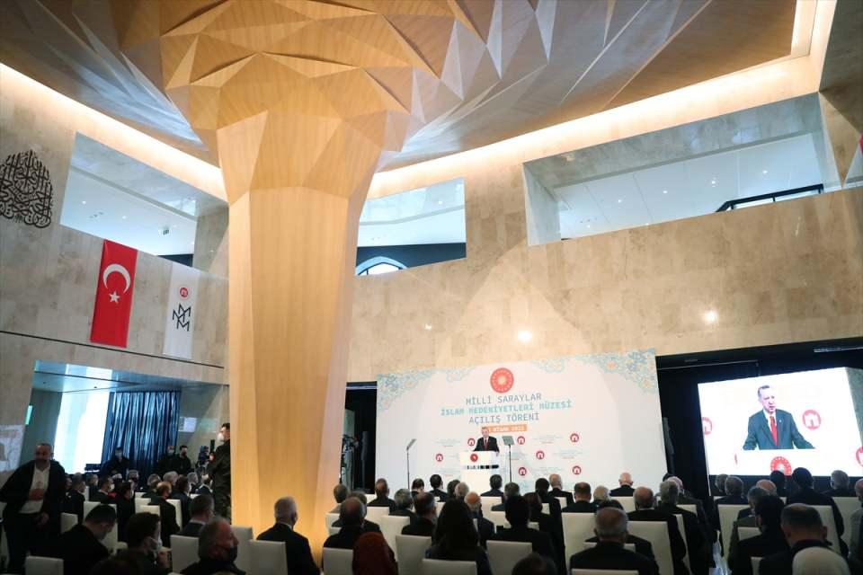 <p>Milli Saraylar İdaremiz tarafından hazırlanan bu müzenin tematik bölümlerinde İstanbul'daki seçkin müzelerden getirilen 650 eser sergileniyor. Bunlar arasında peygamber efendimizin eşyalarından, Kur’an-ı Kerim'in ilk nüshalarına, Türk dokuma sanatının örneklerinden mimari ve dekoratif eşyalara, hat sanatından çini örneklerine kadar, her biri diğerinden kıymetli eserler de bulunuyor” dedi.</p>

