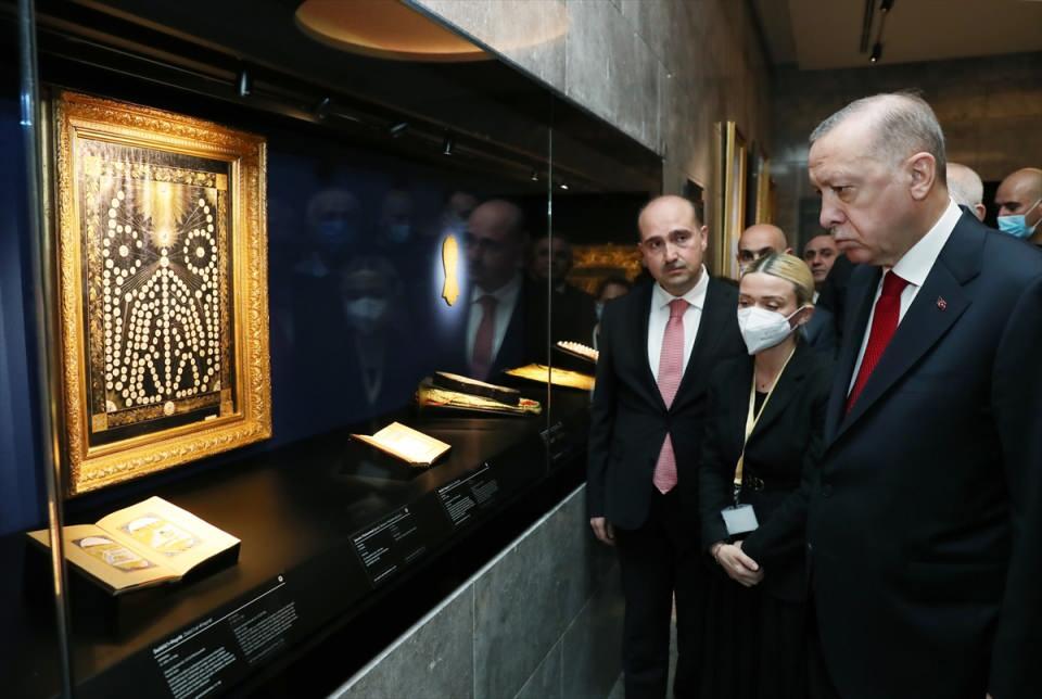 <p><strong>'KÜRESEL RÜZGAR ÖNÜNDE SAVURMAK İSTEYENLERE MEYDANI BIRAKMAYACAĞIZ'</strong></p>
<p>Cumhurbaşkanı Erdoğan konuşmasının devamında, “Geçmişin eksiklerini telafi etmenin ötesinde, maziden atiye kurduğumuz köprü ile milletimize yepyeni bir gelecek inşa etmek için gece gündüz çalışıyoruz. </p>