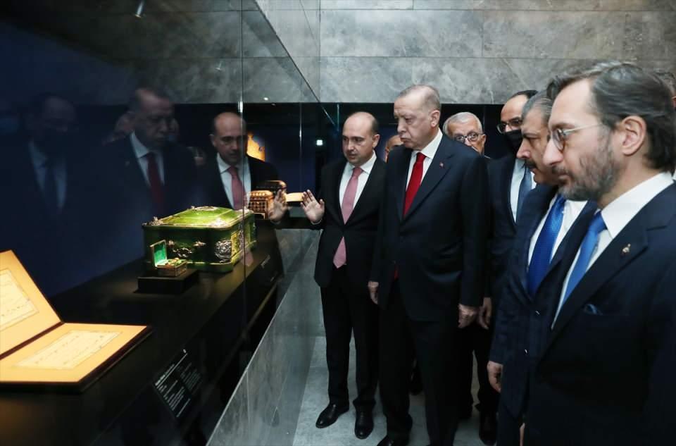 <p>Edebiyatından mimarisine, insani dini ve fikri değerlerinden coğrafi varlıklarına kadar bütün unsurları ile bizim olan muhteşem bir medeniyeti yeniden ayağa kaldırıyoruz. </p>
