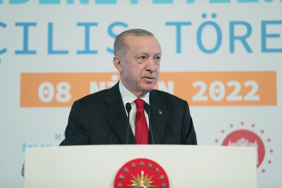<p>Medeniyetimizin izlerini silinmez kılmak gayesiyle ülkemizin dört bir yanında yeni eserler inşa etmeyi sürdüreceğiz. Ülkemize kazandırdığımız eserleri ve hizmetleri eleştirenleri, Mimar Sinan'ın yaptığı minareyi eğri bulan çocukların durumuna benzetiyorum. Halbuki Mimar Sinan'ın eserleri üzerine söz söylemeye cüret edenin önce kendinin bir Sinan seviyesine gelmesi gerekir.</p>
