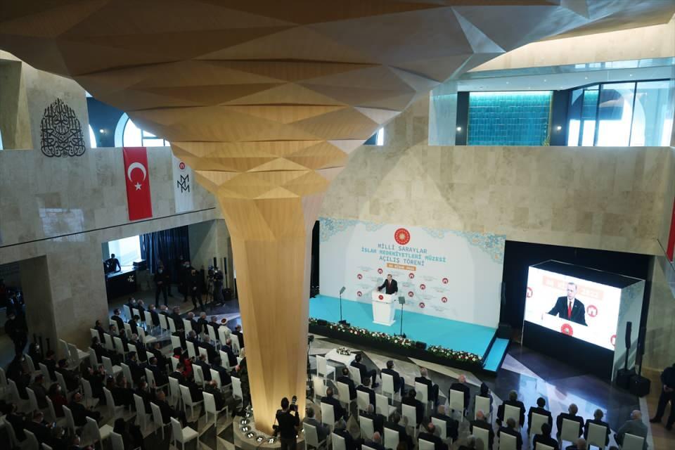 <p>Karşı çıkamadıkları eser ve hizmetlerin bile üzerine ‘ama’ diye başlayan cümlelerle gölge düşürmeyi adet haline getirenleri kendi müktesebatlarını ortaya koymaya davet ediyorum. İşte o zaman herkesin kalibresi ortaya çıkacaktır” dedi.</p>

<p> </p>
