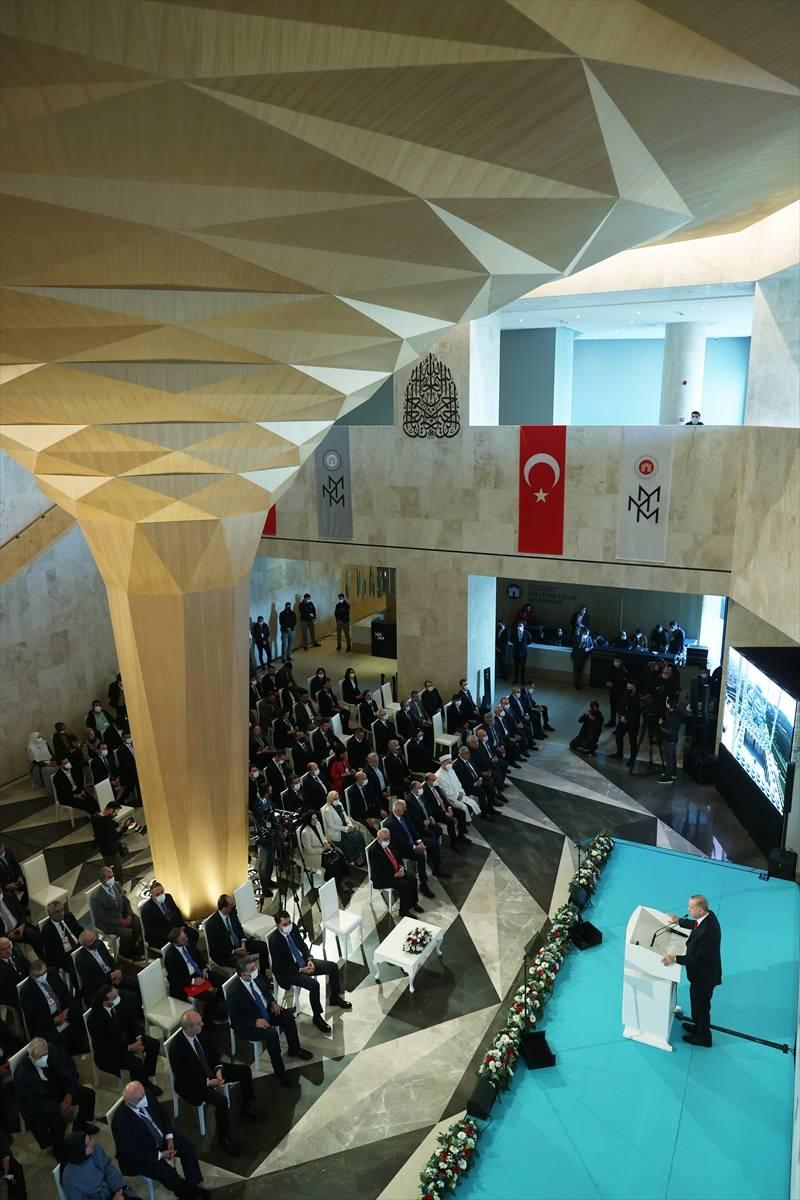 <p><strong>10 BİN METREKARE KAPALI ALANA SAHİP</strong></p>
<p>Büyük Çamlıca Camisi Külliyesi'nde yer alan ve 10 bin metrekare kapalı alanda kurgulanan İslam Medeniyetleri Müzesi, Milli Saraylara bağlı Topkapı Sarayı ve Saray Koleksiyonları Müzesi, Türk ve İslam Eserleri Müzesi, İstanbul Arkeoloji Müzeleri, İstanbul Türbeler Müzesi ve Vakıflar Müzesi koleksiyonlarından seçilen eserlerle hazırlandı.</p>