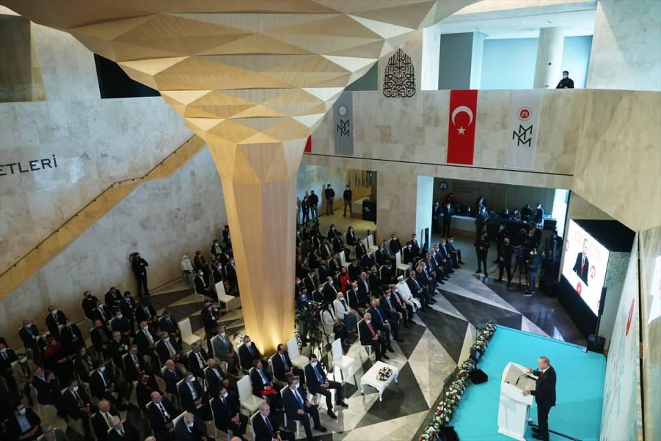 <p>Milletimizi dalından kopan bir hazan yaprağı gibi küresel rüzgarların önünde savurmak isteyenlere inşallah meydanı bırakmayacağız. </p>
<p> </p>