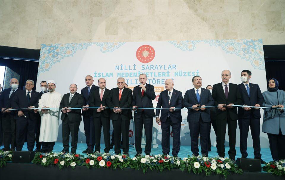 <p>Diğer bütün kültür sanat eserleri işte bu ilim ve hikmet çatısının altında kendini üretmekte, inşa etmekte, yükseltmekte, geliştirmektedir.</p>

