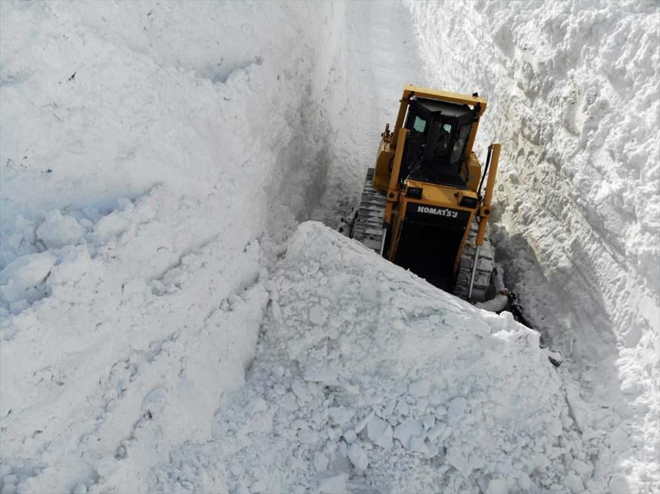<p>Kentte kış mevsimi boyunca 4 bin 817 kilometrelik yol ağında İl Özel İdaresine ait 81 iş makinesi, 91 personel ve 8 mobil destek ekibi görev yaptı.</p>
