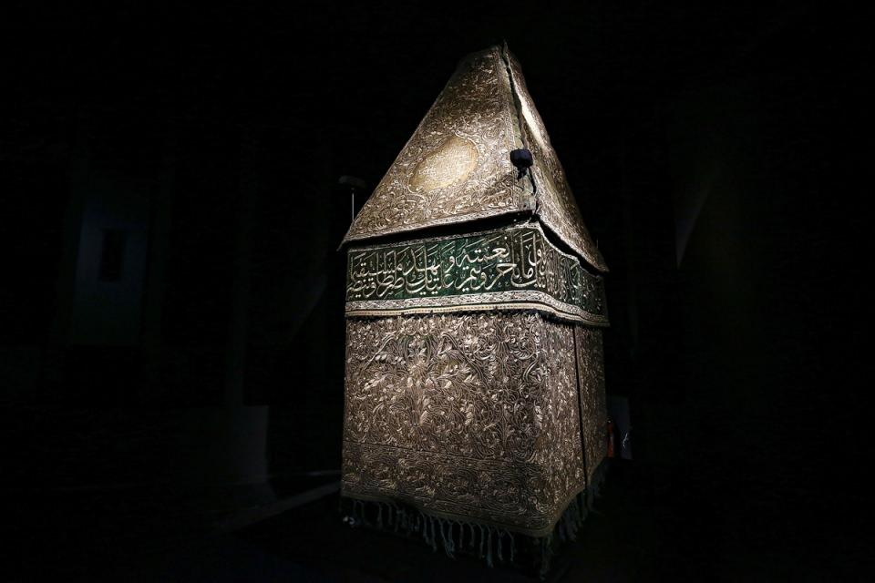 <p>Osmanlı Devleti'nin her sene hac mevsiminden önce Mekke ve Medine'ye gönderdiği Surre-i Hümayun Alayı'nın en gösterişli unsuru olan Mahmel-i Şerif ile Peygamber Hz. Muhammed(SAV)'in fiziki ve ahlaki güzelliklerini anlatan Hilye-i Şerifler, koleksiyonun dikkati çeken eserleri arasında yer alıyor.</p>

<p> </p>
