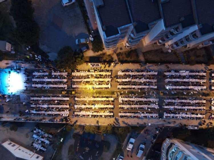 <p>Düzenlenen iftar programına TBMM Başkanı Prof. Dr. Mustafa Şentop, Tekirdağ Valisi Aziz Yıldırım, Tekirdağ Milletvekilleri Mustafa Yel ve Çiğdem Koncagül, Süleymanpaşa Kaymakamı Harun Kaya, Süleymanpaşa Belediye Başkanı Cüneyt Yüksel, çeşitli oda kurum ve kuruluşların idareci ve amirlerinin yanı sıra binlerce Süleymanpaşalı vatandaş katıldı. İftar organizasyonun sonunda vatandaşlar ve gazeteciler ile hatıra fotoğrafı çekilen Meclis Başkanı Şentop, alandan ayrıldı.</p>