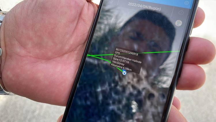 <p>Çoban, istirahat etmek için evine gittiğinde lider keçilerden birine taktığı GPS cihazıyla sürüsünün nerede olduğunu cep telefonundan anlık görebiliyor.</p>
