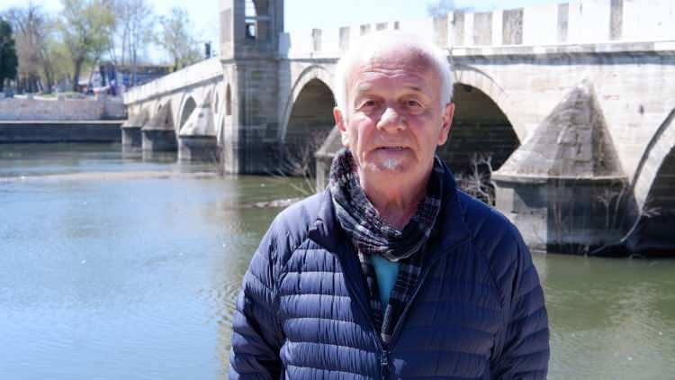 <p><strong>“Nehirlerin debisi Bulgaristan'da da az"</strong></p>

<p>Bulgaristan'dan Edirne'ye alışverişe gelen Süleyman Mustafa, Bulgaristan'da bu kış yağışların az olduğunu belirterek, "Tunca Nehri'nin Bulgaristan'daki bölümünde de kuraklık var. Yağışlar her geçen yıl azalıyor. Barajların bazıları dolu bazıları boş" açıklamasında bulundu.</p>
