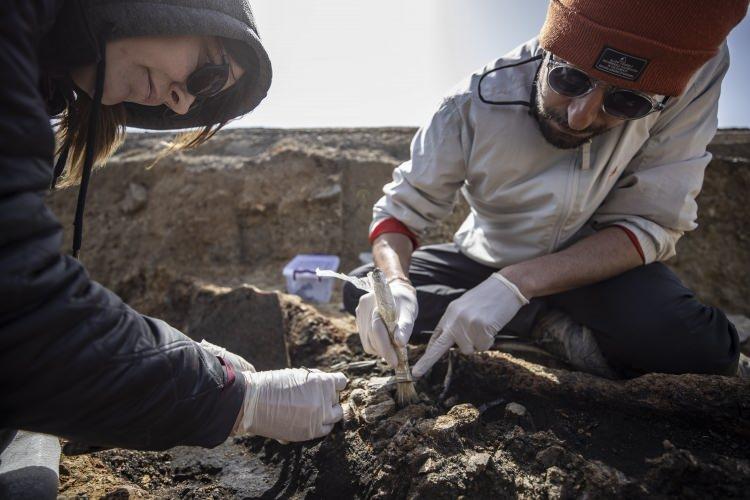 <p>Kazı alanında, Azize Bassa Kilisesi'nin olduğu noktadaki mezarların devamının ortaya çıkarılması ve bu alan için çok önemli bir kalıntı grubu olan altında Helenistik dönem platformu için ahşap konstrüksiyon oluşturulduğunu anlatan Asal, gelecek bir ay içinde bu alanda çalışmaları sürdüreceklerini belirtti.</p>
