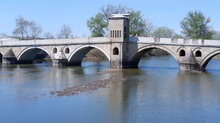 <p>Edirne ve Bulgaristan'da yağışların az olması nedeniyle Tunca Nehri'nde son 5 yılın en kurak Nisan ayı yaşanıyor. Son ölçülen veriler ise endişe veren tabloyu gözler önüne serdi.</p>

