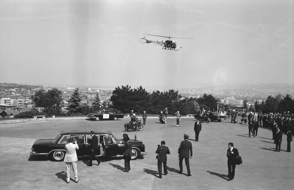 <p>"1972 yılında "27 Mayıs Anayasa ve Hürriyet Bayramı" nedeniyle protokol üyelerinin Anıtkabir'i ziyareti sırasında polisler tarafından alınan güvenlik önlemleri... </p>
