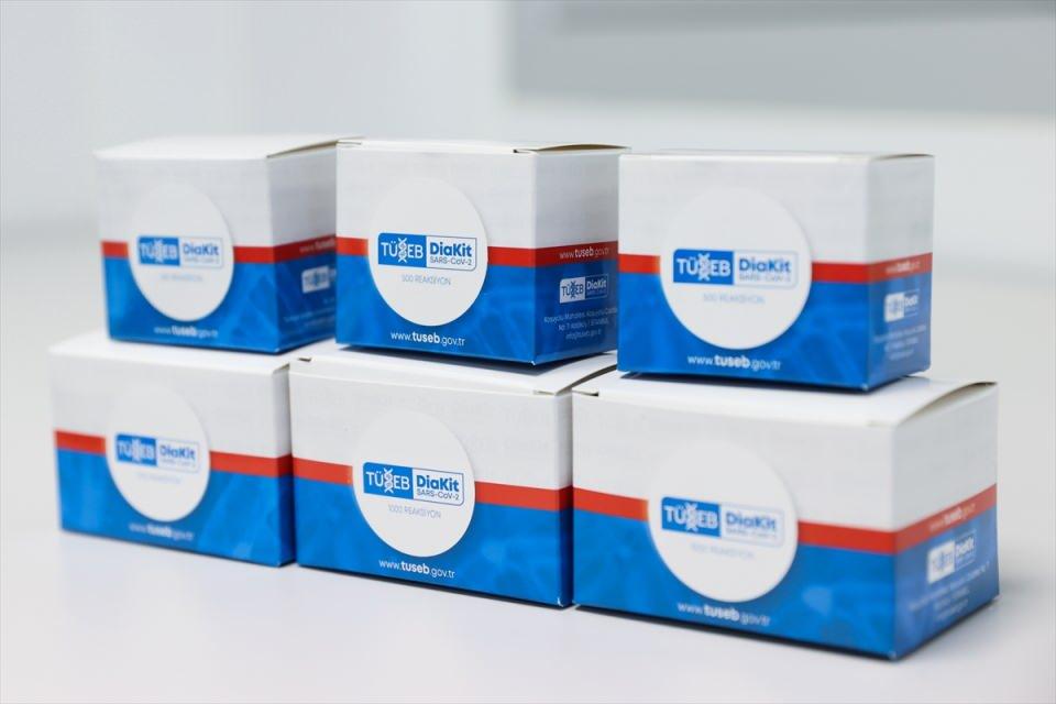 <p><strong>Talebe göre robotik sistem devreye alınacak ve yüksek sayıda üretim sağlanacak</strong></p>
<p>Kitin 6 kişilik bir ekip tarafından 2-3 ayda geliştirildiğini, test ve validasyon çalışmalarının ise daha uzun sürdüğünü anlatan Akdoğan, "Kitimizin diğer kitlere göre duyarlılık, tüm cihazlarda çalışabilme ve farklı varyantların tamamında tanı yapabilme gibi özellikleri var. </p>