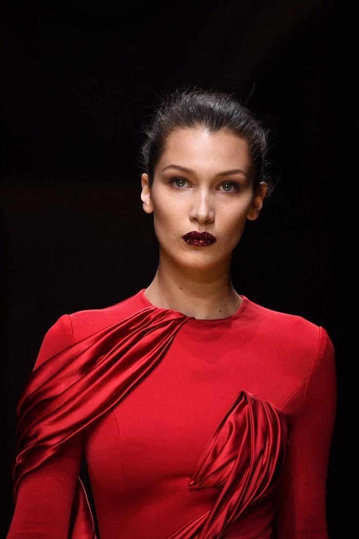 <p><strong>Oruç ibadetlerini daha huzurlu bir ortamda açmaları için dua eden Hadid, sözlerinin sonuna da  "Selamünaleyküm" ekledi. </strong></p>
