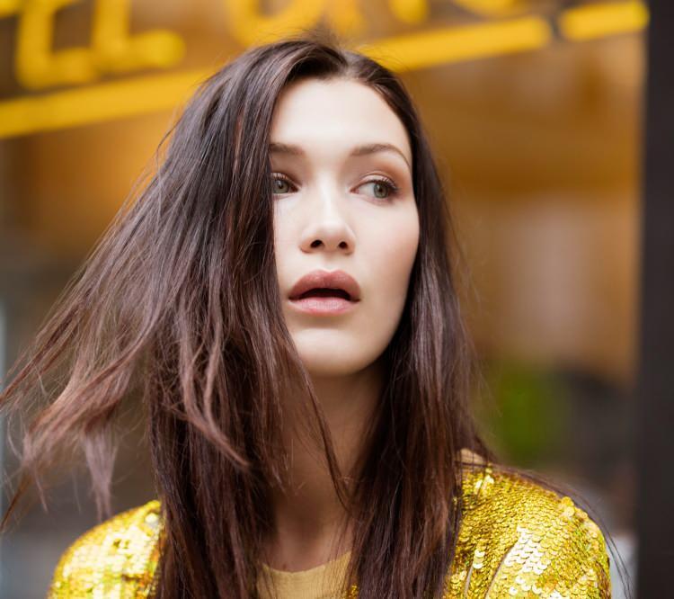 <p><strong>Hadid'e kız kardeşi Gigi Hadid ve dünyaca ünlü milyarder babası Mohammed Hadid'ten destek geldi. Öte yandan Bella Hadid, her yıl olduğu gibi bu yılda Filistinlilere bağışta bulundu. Ünlü model, hassasiyetli davranarak miktarı gizli tuttu.</strong></p>