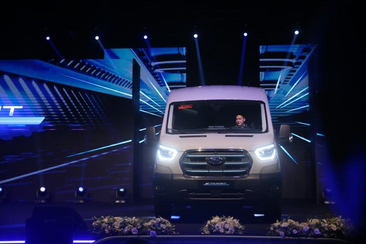 <p>Daha önce Gölcük fabrikasında Plug-in Hybrid (PHEV) üretimi için yeni bir seri üretim hattı açan <strong>Ford Otosan;</strong> burada üretilen Türkiye’nin segmentinde ilk PHEV ticari araçlarıyla uluslararası ödüller elde etmişti.</p>
