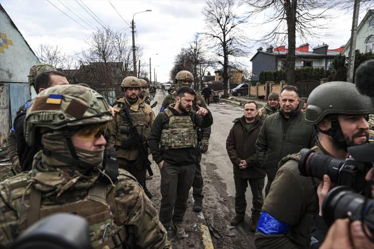 <p>Rusya'nın, mümkün olduğu kadar çok insanın ölümünü arzuladığını savunan Zelenskiy, "Eğer ordu ve halkımız kendini savunmasaydı, Ruslar tıpkı Buça'da olduğu gibi Ukrayna'nın her yerinde katliam yapacaktı." ifadelerini kullandı.</p>
