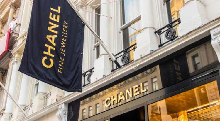 <p><span style="color:#FF0000"><strong>Dünyanın en ünlü moda markalarından Chanel'in Rusya’nın Ukrayna’ya yönelik saldırılarının ardından yaptırım uygulama ve satış durdurma kararının ardından Rus kadınlar çantaları parçalayarak markayı protesto etti.</strong></span></p>
