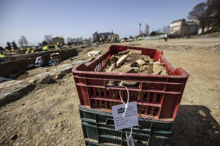 <p>Kapalı ve açık müze alanlarında gezilebileceği, çay-kahve içebilecek bir konsept düşündüklerini anlatan Eyigün, "Amacımız 'Demiryolunu getirelim, bundan gerisi önemli değil.' değil. Haydarpaşa 1910'dan beri Anadolu'nun demiryolunda en önemli durağıydı. Bu karakteri korunsun ama aynı zamanda insanlar buraya sadece tren için değil, kültürel tarih, endüstriyel miras için gelsinler." ifadelerini kullandı.</p>