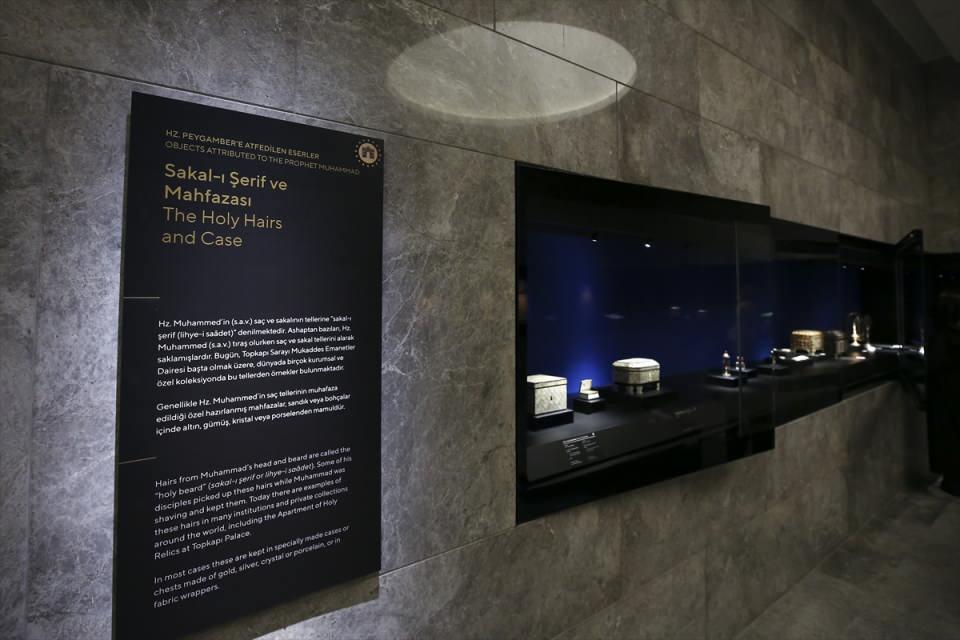 <p>Her bir vitrine darbe, izinsiz açma veya kırma riskine karşı alarm üreten sensör takıldı. Müze ayrıca 130 güvenlik ve 2 yüz tanıma kamerasıyla koruma altına alındı.</p>