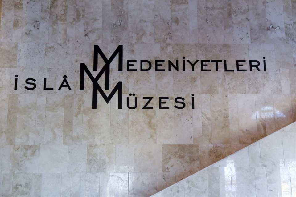 <p>Bütün sistemleriyle teknolojik altyapısından vitrinlerine kadar bir müze olarak inşa edildiği için bize gerekli imkanları sağlıyor. Burada konservasyon atölyelerimiz ve obje depolarımız da mevcut. Bu yönüyle ülkemizde önemli bir ilki teşkil ettiğini söyleyebilirim."</p>
<p> </p>