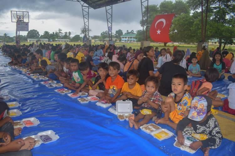 <p><strong>Yetimlere özel yemek çadırları kuruldu. </strong></p>