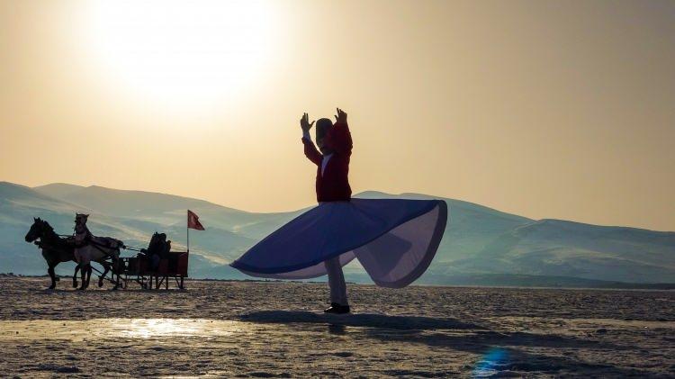 <p>Karadavut, ’’Ardahan’a bağlı Çıldır gölü üzerindeyiz. Çıldır Gölü’nün yüzeyi tamamen donmuş durumda. Yurt içi ve yurt dışından birçok turisti ağırlayan bu gölde bizde bir gösteri gerçekleştirdik. Bu güzel doğa başta olmak üzere meşhur sarıbalığını yemeye davet ediyoruz.’’ Dedi.</p>

<p> </p>
