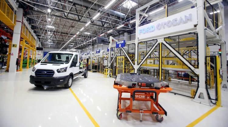 <p>Ford Otosan, 2 milyar avroluk elektriklenme yatırımının ilk meyvelerini toplamaya başladı. Kocaeli fabrikasında başlattığı elektrikli dönüşümün ürünleri yavaş yavaş ortaya çıkıyor.</p>

<p> </p>

<p> </p>
