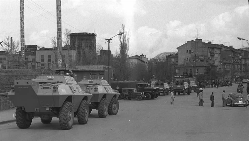 <p> 1976 yılında olası bir eylem için güvenlik önlemi alan polis teşkilatı. </p>
