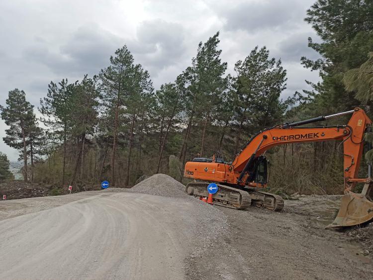 <p>Heyelan sebebiyle İnceyazı köyü yolu ulaşıma kapandı. Toprak kütlesi, Abana-İnebolu karayoluna da yaklaştı. </p>