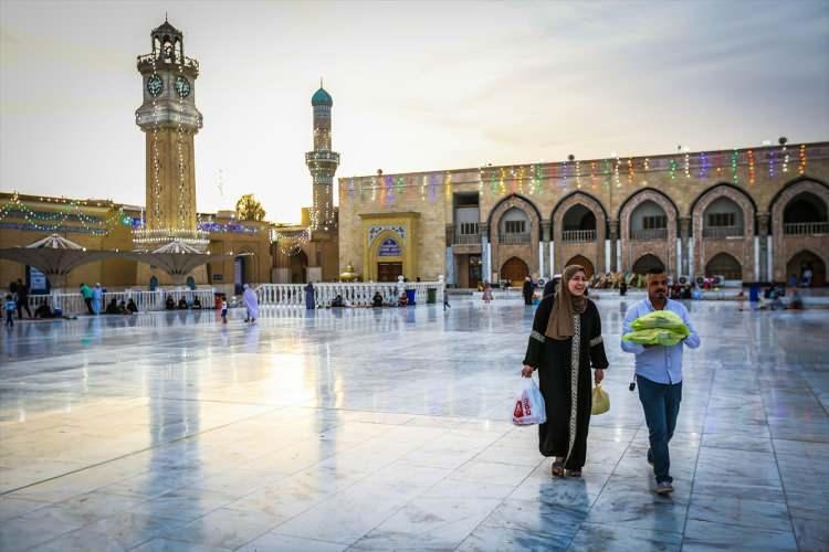 <p> Irak'ın başkenti Bağdat'ta her yıl olduğu gibi bu ramazan da aileler iftar etmek için Şeyh Abldulkadir Geylani Külliyesi'ni tercih ediyor.</p>
