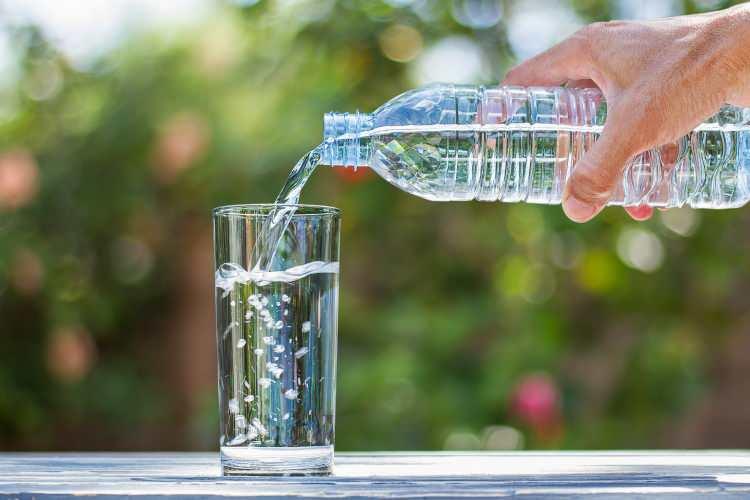 <p><strong>- Su vücudun adeta yaşam sırrıdır. Metabolik olarak hemen hemen her organın çalışması için etkileri vardır. Yeteri oranda tüketilmediğinde hastalıklara davetiye çıkarır. </strong></p>