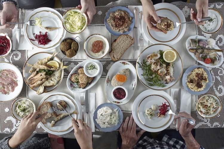 <p><strong>İFTAR VE SAHUR ARASI KAÇ LİTRE SU TÜKETİLMELİ?</strong></p>
<p><strong>Uzmanlar iftar ve sahur arasının su tüketimi için çok önemli olduğunun altını çizdi. En az 2.5 litreye yakın su tüketiminin olması gerektiğini vurgulayan uzmanlar bu tüketimin yukarıdaki faydalar için iyi olduğunu vurguluyor. Öte yandan eksik su tüketimi halsizlik yorgunluk ve metabolik bozukluklara yol açar. </strong></p>