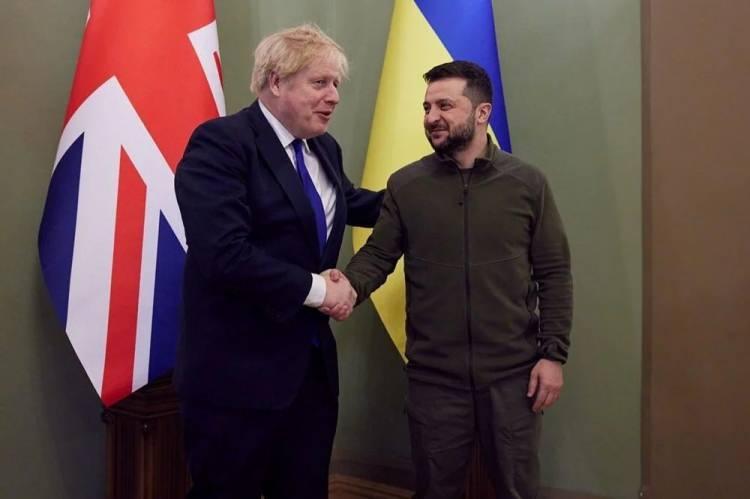 <p>İngiltere Başbakanı Boris Johnson, Kiev'de Ukrayna Devlet Başkanı Vladimir Zelenski ile görüştükten sonra kent merkezinde yürüyüş yaptı.</p>
