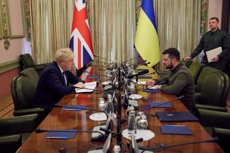 <p>İngiltere Başbakanı Boris Johnson, Kiev'i ziyaret ederek Ukrayna Devlet Başkanı Vladimir Zelenski ile görüştü.</p>

<p> </p>
