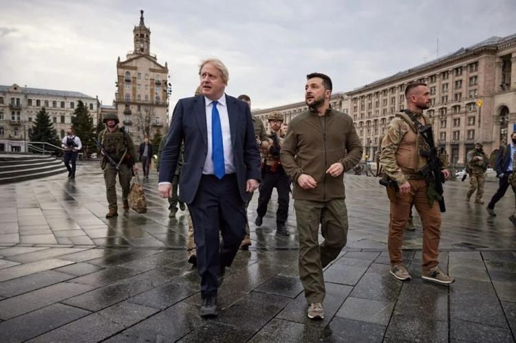 <p>Ukrayna Devlet Başkanı Vladimir Zelenski ve İngiltere Başbakanı Boris Johnson, görüşmenin ardından, Kiev'in merkezindeki Kreşatik Caddesi, Bağımsızlık Meydanı ve 'Cennetteki Yüz Kahramanları' Sokağı'nda yürüyüş yaptı.</p>
<p> </p>