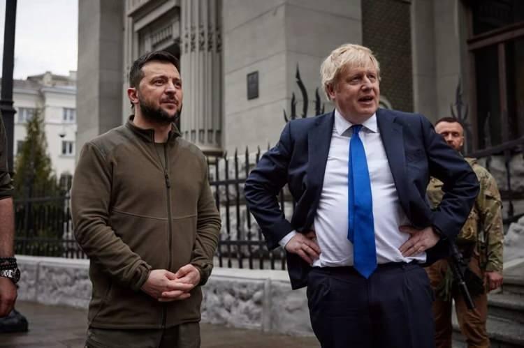 <p>ZELENSKİ'DEN AÇIKLAMA<br />
Zelenski, İngiltere Başbakanı Boris Johnson ile başkent Kiev'de yaptığı görüşmenin ardından basına açıklamada bulundu.</p>
<p>Görüşmenin oldukça verimli geçtiğini söyleyen Zelenski, "Londra'nın, Ukrayna devletinin güvenliğinde kilit bir rol oynamasını bekliyoruz." dedi.</p>