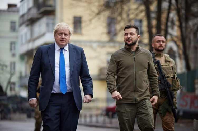 <div>Rusya'nın savaş öncesi Kiev'in birkaç saat içinde düşeceğini düşündüğünü kaydeden Johnson, "Ne kadar da yanıldılar. Bence Ukraynalılar bir aslanın cesaretini gösterdi ve Vladimir o aslanın kükremesi de sen oldun. Yapabildikleriniz için teşekkür ederim, liderliğiniz olağanüstüydü." dedi.</div>
<div> </div>