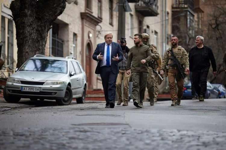 <p>Başbakan Johnson'u, Ukrayna ile Rusya arasındaki müzakerelere ilişkin bilgilendirdiğini aktaran Zelenski, Johnson'a, Ukrayna'nın savunma kapasitesini güçlendirmek için aldığı etkili yaptırım önlemleri için teşekkür etti.</p>
<p> </p>