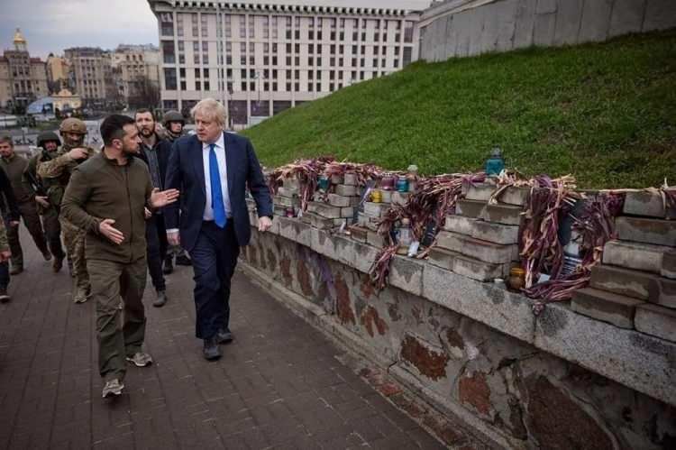 <div>Rusya Devlet Başkanı Vladimir Putin'in, Buça ve İrpin gibi yerlerde yaptıklarının itibarını kalıcı olarak kirlettiğini ifade eden Johnson, "Bir yenilgiye uğradığı açık, ancak geri çekilmesi taktiksel ve şimdi Donbas'ta ve doğuda baskıyı yoğunlaştıracak." diye konuştu.</div>
<div> </div>
