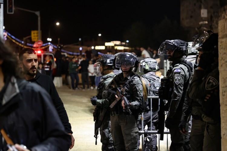<p>İsrail polisi, işgal altındaki Doğu Kudüs'ün Eski Şehir'deki sembolik girişi Şam Kapısı çevresinde toplanan Filistinlilere müdahale etti.</p>
