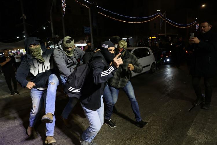 <p>Filistin Kızılayından yapılan açıklamaya göre, İsrail polisinin müdahalesinde çoğu darbedilerek 19 Filistinli yaralandı, dördü hastaneye kaldırıldı.</p>

<p>Bazı Filistinliler ve İsrail polisi arasında sözlü sataşmalar ve arbede yaşandı. İsrail polisi, Filistinlilere copla müdahale etti. Polisin bulunduğu noktalara zaman zaman plastik şişe gibi yabancı maddeler atıldı.</p>
