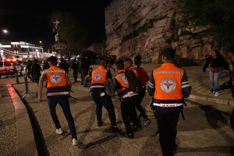 <p>Tel Aviv yönetimi İsrail içinde ve işgal altındaki Filistin topraklarında artan saldırıların ardından "Dalgakıran" adını verdiği bir operasyon başlatarak onlarca Filistinliyi gözaltına alırken, baskınlar sırasında biri çocuk 3 Filistinli de İsrail güçlerince öldürülmüştü.</p>
