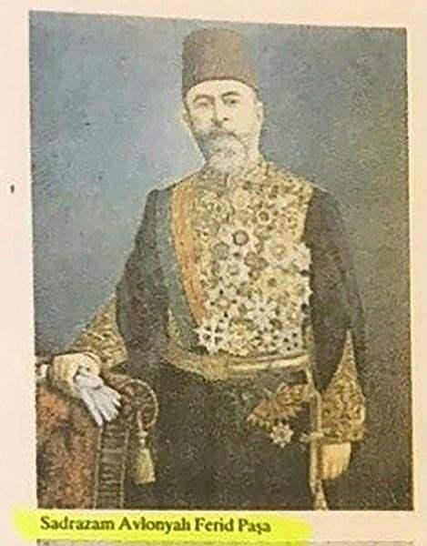 <p>SADRAZAM'IN MİLYONLUK MİRASI ÜÇ KUZENE KALDI</p>

<p>1914 yılında İtalya'da vefat eden Sadrazam Avonyalı Mehmed Ferid Paşa'nın kızı Hatice Seniye General Halil Sedes ile evlendi. 1941 yılında hayatını kaybeden Hatice Seniye'nin günümüzdeki mirasçıları torunları ikiz kız kardeş A.Y. ve E.S. oldu. Avonyalı'nın soyunu devam ettiren bir diğer isim Celalettin Paşa ise 1971 yılında vefat etti ve günümüzdeki mirasçısı O.V. oldu.</p>
