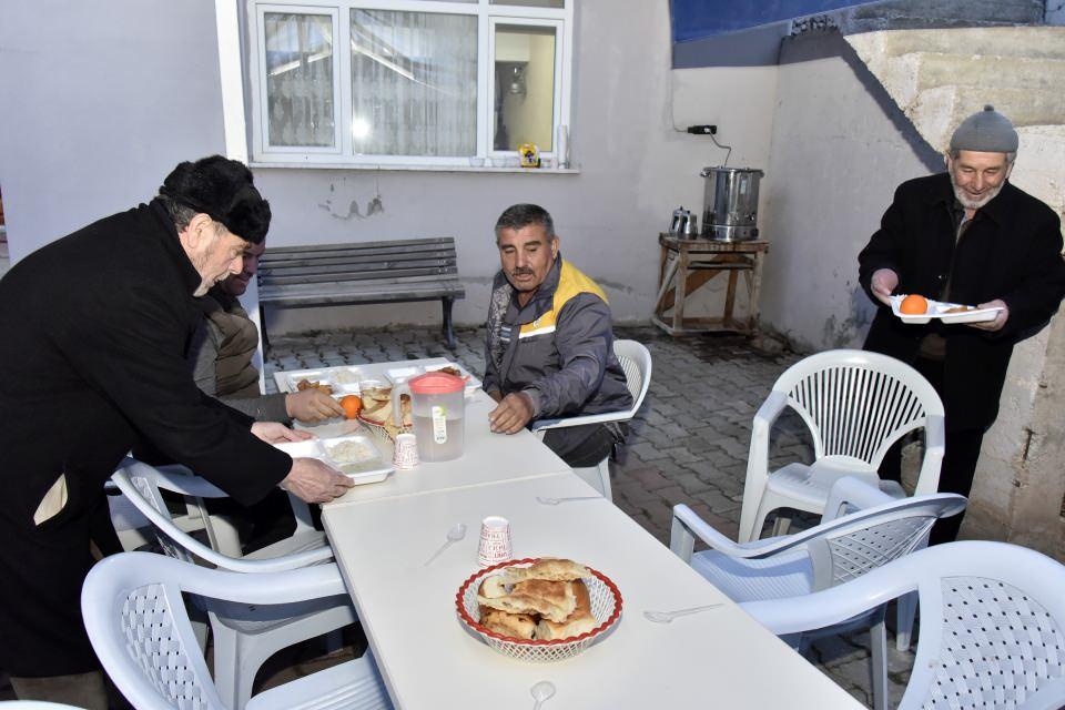 <p>Bu yıl Ramazan ayında hava sıcaklığının düşük olması ve yolda trafiğin az olması nedeniyle katılım ilk günlerde düşük oranda kalırken ilerleyen günlerde bu sayının günlük 100’ü geçmesi bekleniyor.</p>
<p> </p>