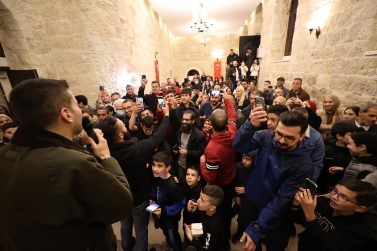 <p><strong>- Filistinlilerden CZN Burak'a sevgi seli</strong></p>

<p>Arap dünyasında da hayli popüler olan Özdemir, cuma namazının ardından gezdiği Mescid-i Aksa'da Filistinlilerin yoğun ilgisiyle karşılaştı. Özdemir ile fotoğraf çektirmek isteyen Filistinliler burada izdiham oluşturdu.</p>

<p>Ünlü şef, "Ben zaten Filistin veya Orta Doğu halklarının İstanbul ziyaretlerinde beni ne kadar sevdiklerini biliyor ve görüyordum. Onlardan çok güzel mesajlar alıyordum. Bu da beni çok mutlu ediyordu." diye konuştu.</p>

<p>"Bugün Mescid-i Aksa'da namaz kılan yaklaşık 80 bin kişi vardı ve ben inanır mısınız hepsiyle teker teker fotoğraf çekilmek istedim." diyen Özdemir, "Onların sevgisine layık olabilmek, onların gözünde gerçekten bambaşka bir yere sahip olmak, benim için en büyük başarı ve en büyük kazançtı. Ve ben bunu başardığıma inanıyorum. İyi ki varlar, iyi ki hepimiz buradayız." ifadelerini kullandı.</p>
