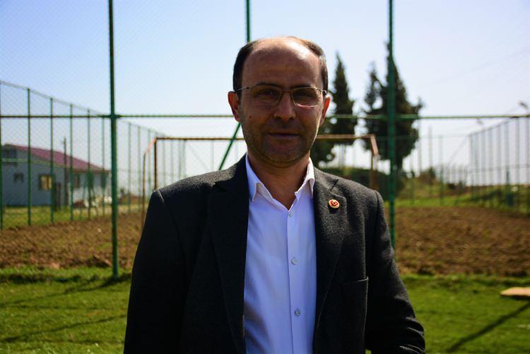 <p>Köy halkı, zemini bir türlü tamamlanmayan futbol sahasına soğan ekti. Köyün muhtarı Turgay Yılman, İzmit’in her bölgesinde olduğu gibi buraya da futbol alanları, spor alanları istediklerini söyledi. </p>
