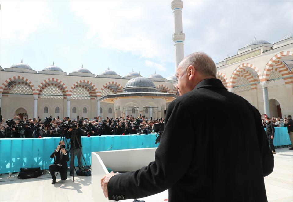 <p>Cumhurbaşkanı Recep Tayyip Erdoğan, Büyük Çamlıca Camisi Külliyesi'nde 39. Türkiye Kitap ve Kültür Fuarı'nın açılışına katılarak bir konuşma yaptı.</p>

<p> </p>
